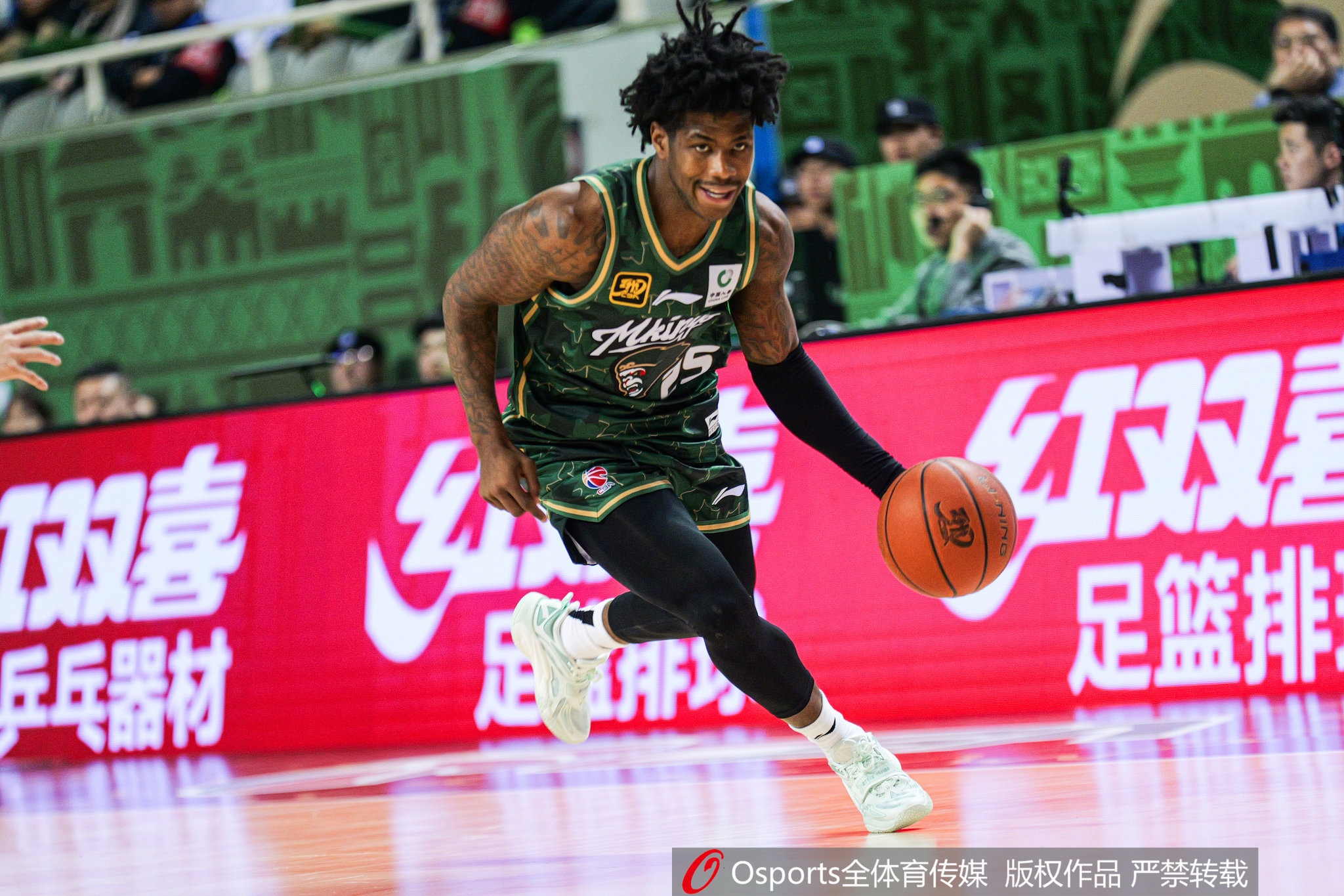 这外援猛得很！肯德里克-戴维斯16投12中&罚球18中15砍43分6板9助